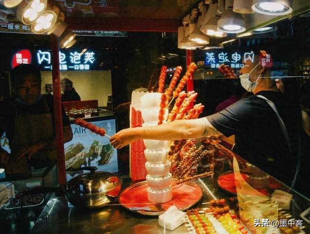 轻人！烘焙内卷：蛋挞是底座智商税是浇头pg电子试玩入口48元的玉米蛋挞收割年(图3)